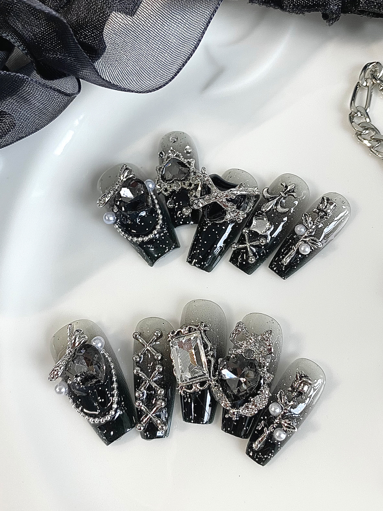 Street Fashion Photo - 10 Pieces of Heart-Shaped Black Zirconium